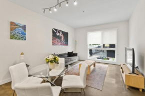 1 bedroom apartment in the heart of Hollywood Heated rooftop pool, free parking, gym